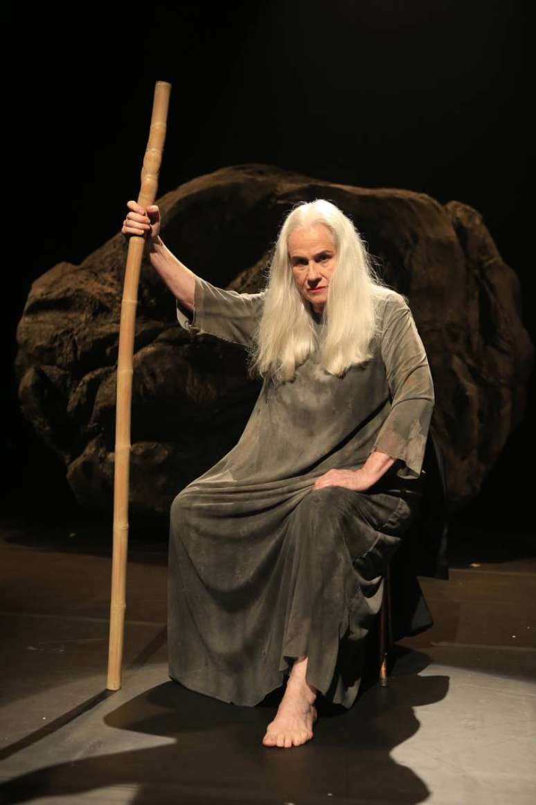 A atriz Vera Holtz encena Fic&ccedil;&otilde;es