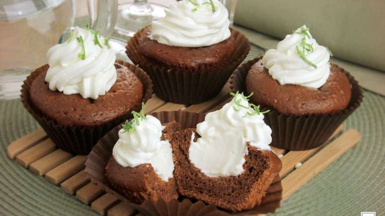 Cupcake de chocolate com creme de lim&atilde;o