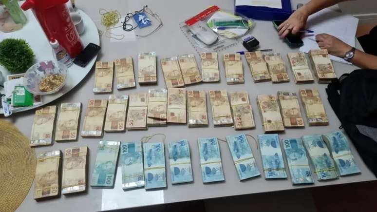 Polícia apreende R$ 270 mil na casa de Daniel Silveira