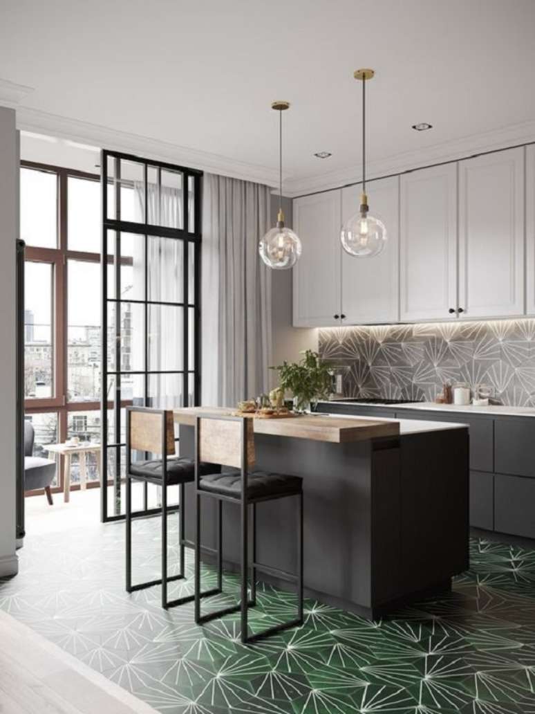 34. Arm&aacute;rio de cozinha suspenso planejado com bancada preta e azulejo decorativo &ndash; Foto Home Depot