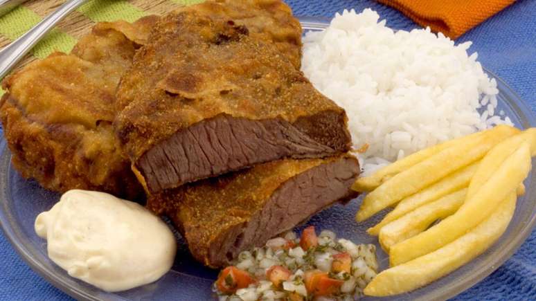 Bife à milanesa com creme de alho