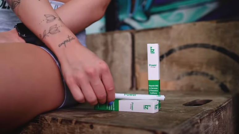 Vaporizador de ess&ecirc;ncias que &eacute; vendido como um produto ben&eacute;fico para a sa&uacute;de nas redes sociais