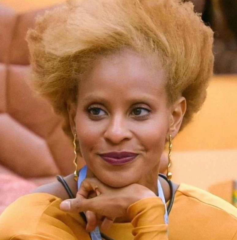 Blow out é um dos muitos penteados usados por Aline