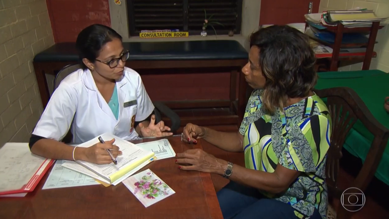 M&eacute;dica da ayurveda atendendo a jornalista Gl&oacute;ria Maria
