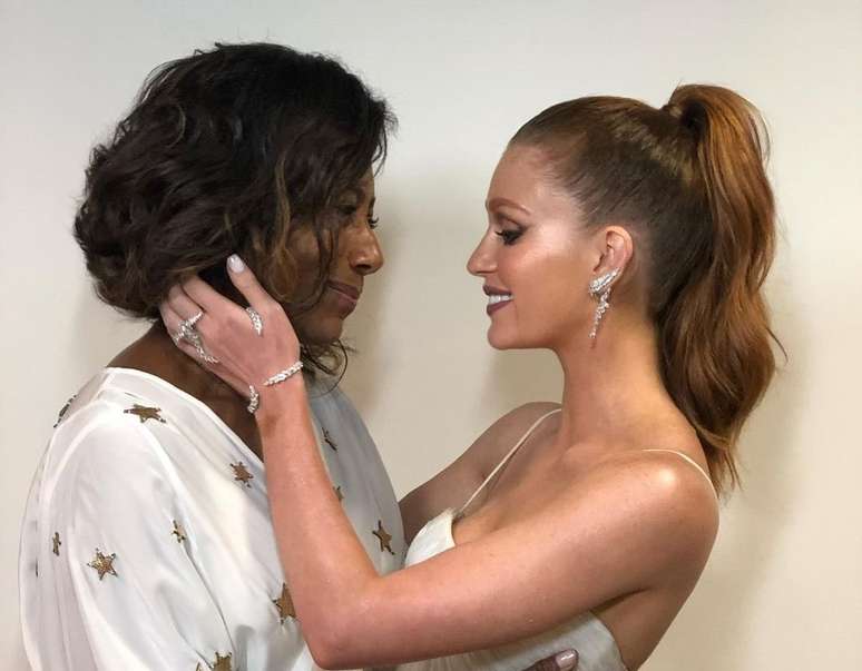 A atriz também postou uma série de fotos ao lado de Glória, que foi madrinha do seu casamento com Alexandre Negrão