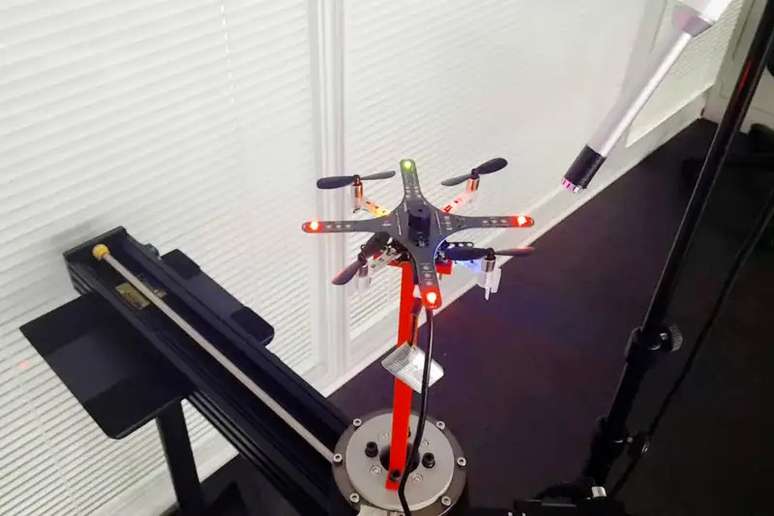 Para conseguirem se mover com autonomia, os drones precisam saber onde estão e se existem obstáculos em seu caminho