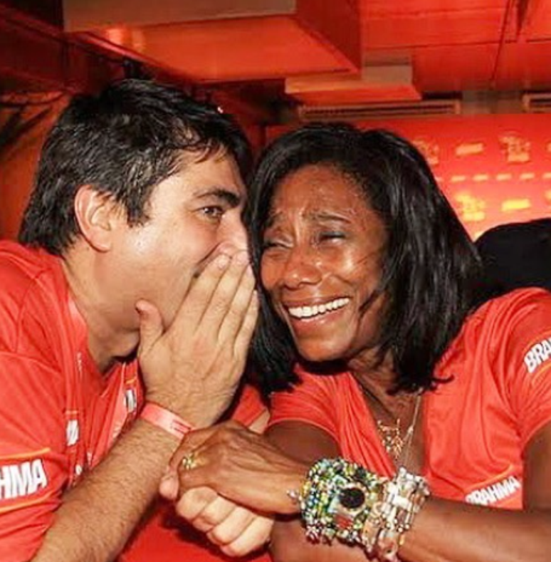 Zeca publicou hoje uma foto em que aparece curtindo o carnaval com Gl&oacute;ria Maria