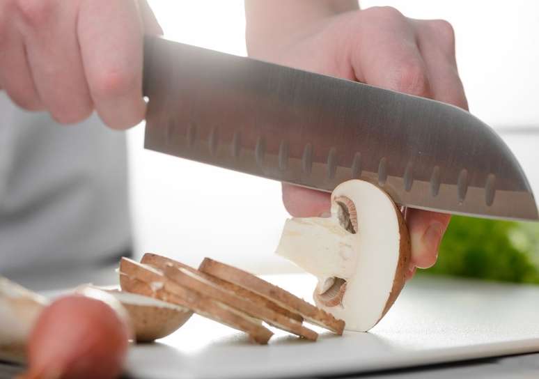 A faca santoku tamb&eacute;m pode ser utilizada como uma faca multiuso