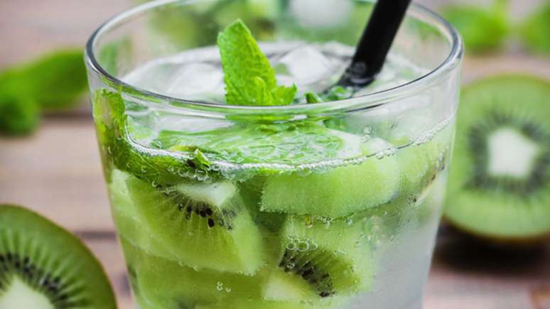 Água saborizada com kiwi e hortelã