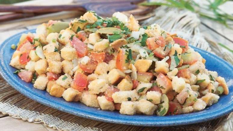 Salada de pão amanhecido