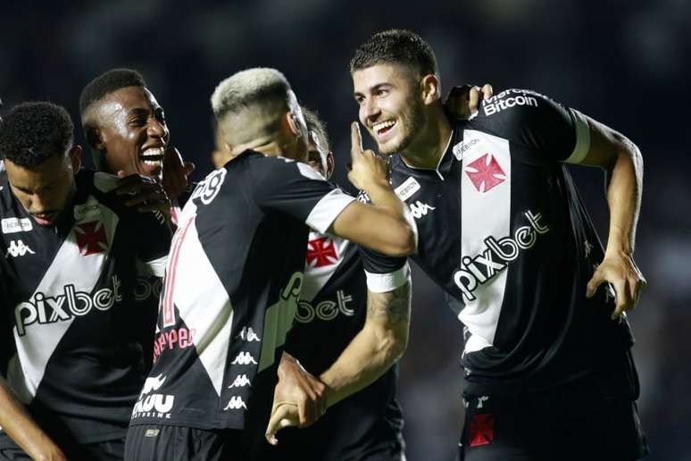 Pedro Raul é celebrado pelos companheiros após encerrar o jejum de gols pelo Vasco (Daniel Ramalho/Vasco)