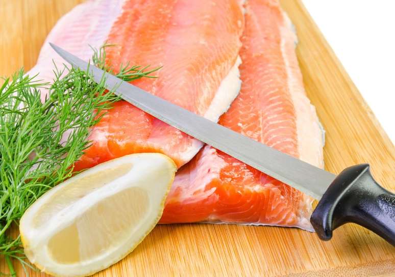 A faca de desossar possui uma ponta bem fina e um comprimento levemente curvado