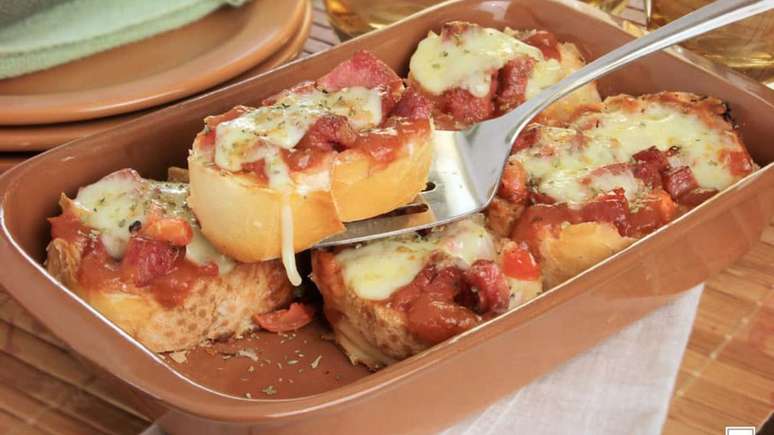 Torta-bruschetta no pão amanhecido