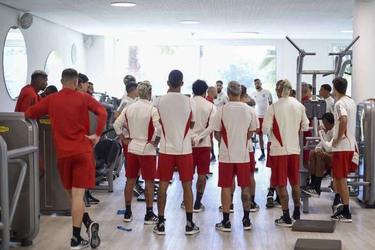 Jogadores do Flamenog ouvindo as instruções da comissão técnica do Flamengo (Foto: Marcelo Cortes/CRF)