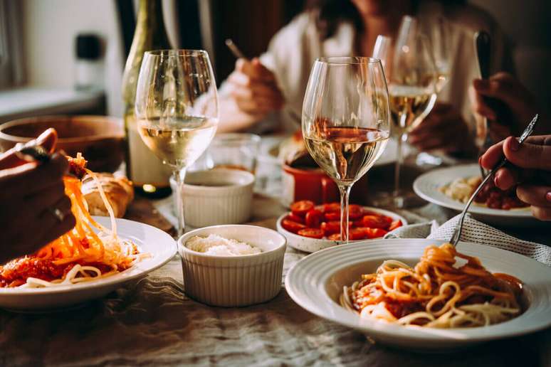 Vinho branco é indicado para consumir com massas 