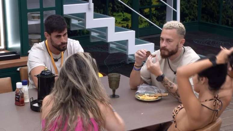 Fred conversa com Larissa, Amanda e Cara de Sapato no BBB 23 (Foto: Reprodução/TV Globo)