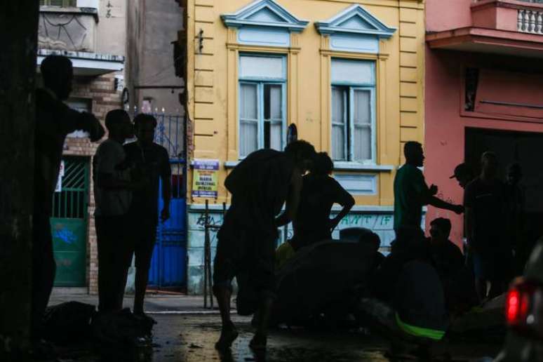 Frequentadores da Cracolândia se agrupam no Minhocão, no centro; operações da polícia têm dispersado os usuários de drogas por várias regiões da cidade