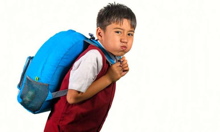 Volta às aulas: mochilas pesadas podem causar problemas na coluna -
