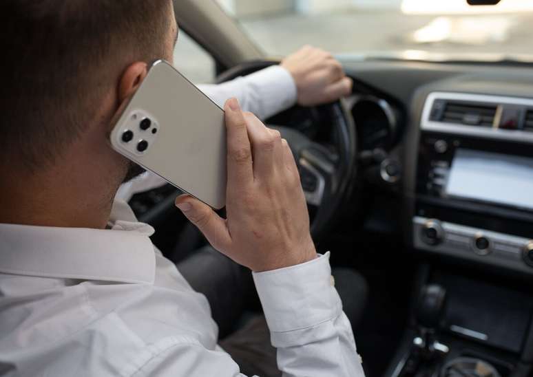 Muitos motoristas ainda utilizam o celular para liga&ccedil;&otilde;es e mensagens ao dirigir