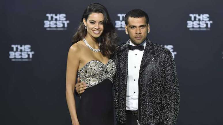 Daniel Alves e a esposa Joana Sanz durante cerimônia de premiação (Foto: Reprodução/Fifa)