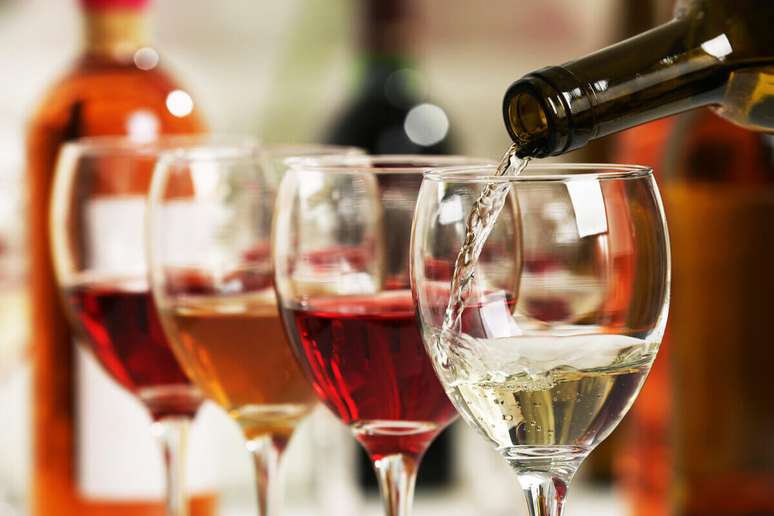 Escolher o tipo de vinho ideal para cada refeição ajuda a harmonizar os sabores