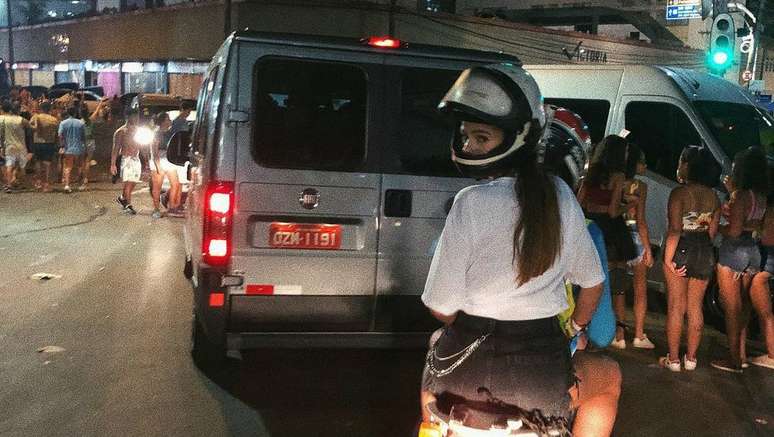 Bruna Marquezine pega mototáxi na saída do circuito Barra-Ondina