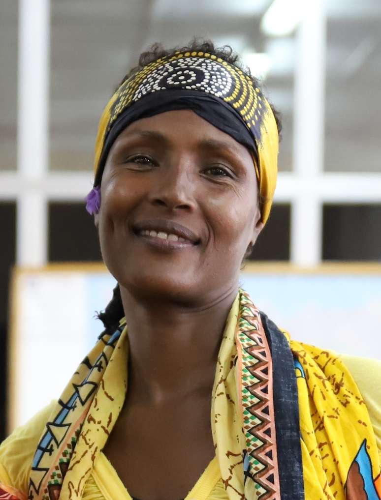 A ativista somali Waris Dirie, que foi mutilada aos 5 anos, conta sua história no livro "Flor do Deserto"