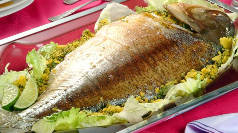 Pacu assado recheado com farofa de couve