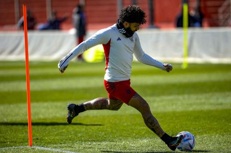 Gabigol mostra pontaria afiada em treino do Flamengo no Marrocos; veja vídeo