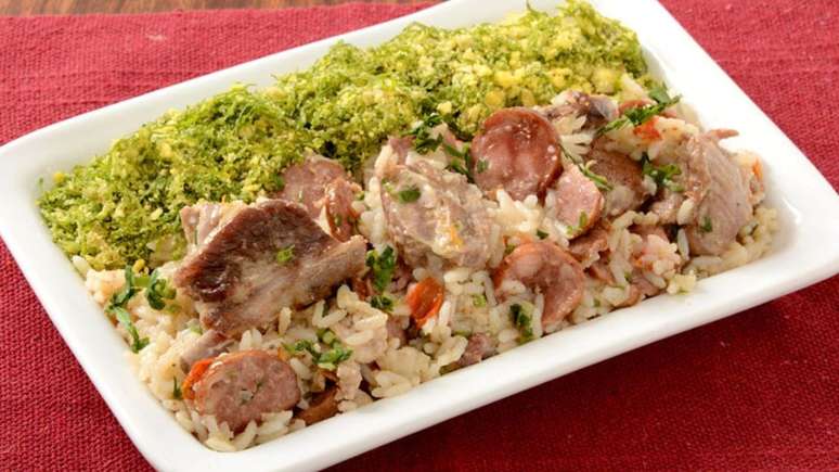 Arroz com costelinha e virado de couve