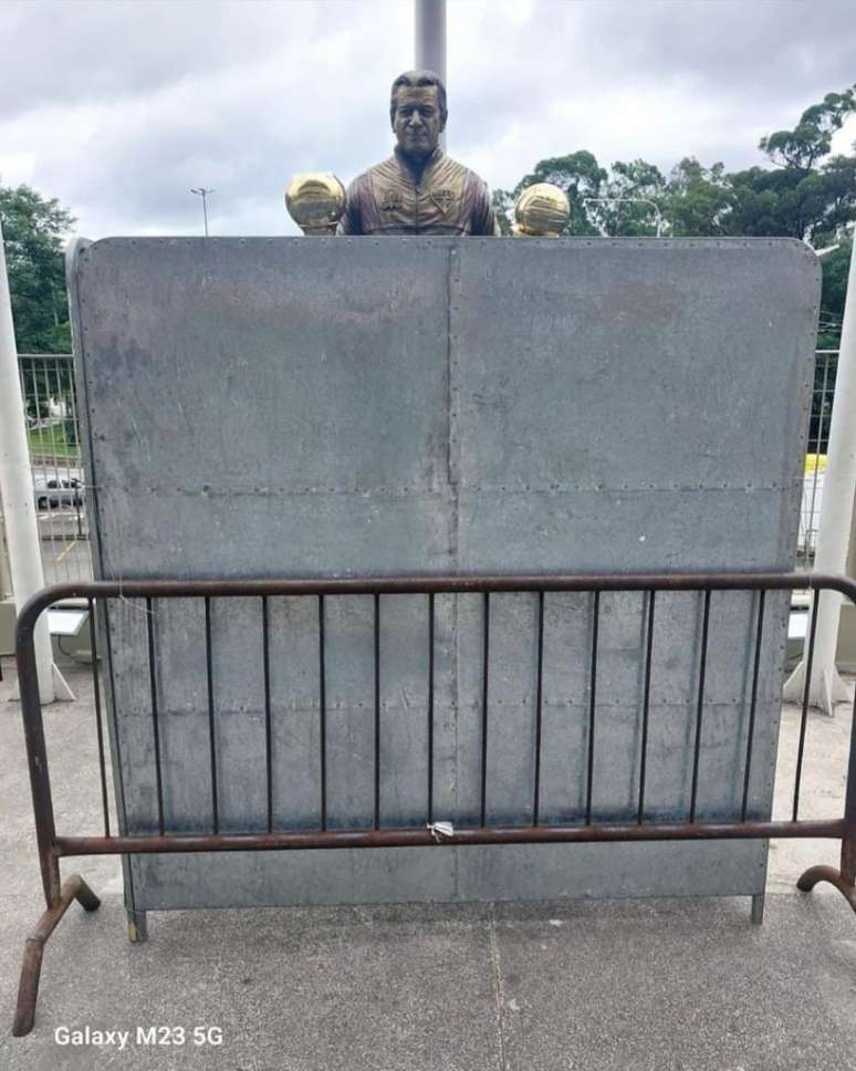 Estátua de Telê Santana amanheceu isolada por tapumes (Foto: Reprodução/Redes Sociais)