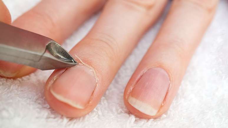 Especialista explica se é necessário cortar as cutículas - Shutterstock