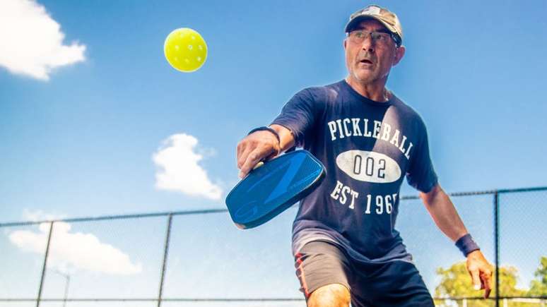 PICKLEBALL: CONHEÇA O ESPORTE COM RAQUETE QUE COMEÇA A CRESCER NO BRASIL 