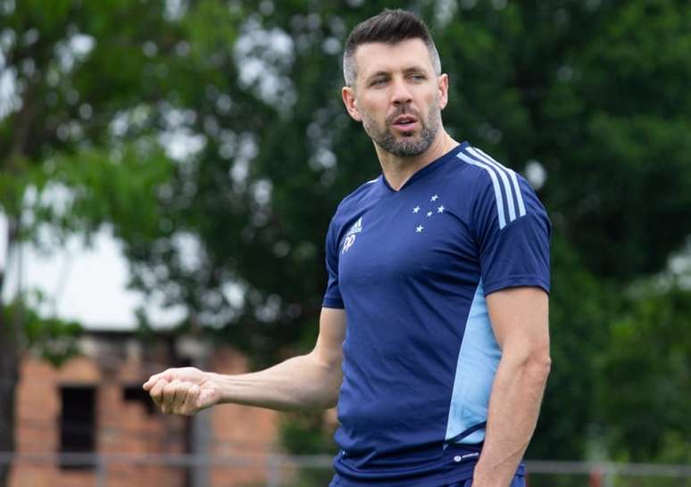 Paulo Pezzolano assumiu o Cruzeiro em janeiro de 2022 e não venceu nenhum clássico no comando da Raposa - (Foto: Pedro Carvalho/Cruzeiro)