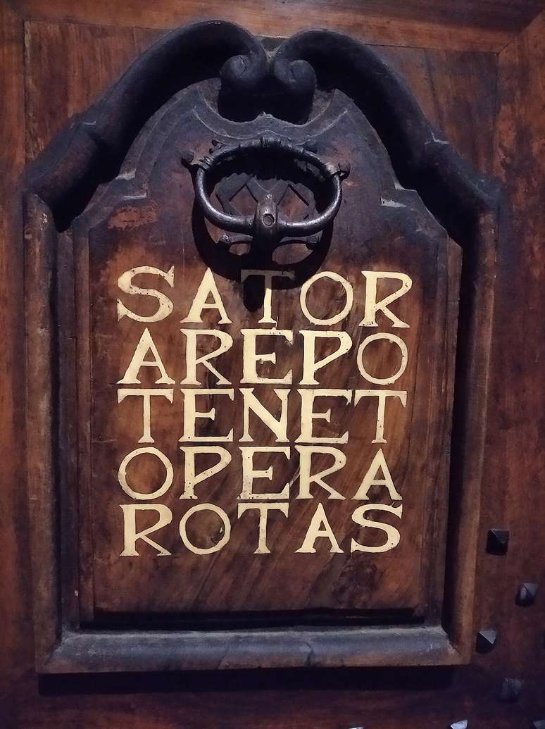 O quadrado de Sator, gravado em uma porta de Grenoble, na França. Quem poderá decifrá-lo? Os filólogos, os matemáticos ou os teólogos?