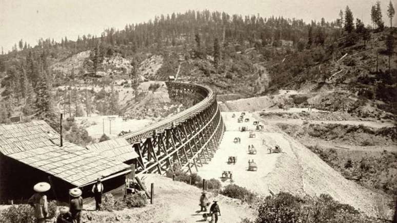 Após a construção da ferrovia, os Estados Unidos tentaram tirar todas as pessoas de origem chinesa do país