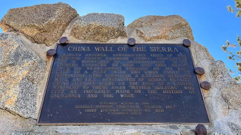 A chamada 'Muralha da China', de 23 metros, foi construída para proteger a linha férrea, impedindo desabamentos de terra até hoje