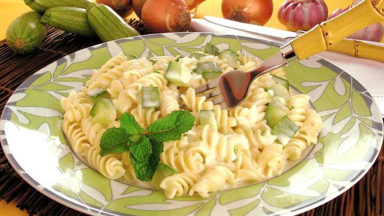 Macarr&atilde;o ao molho de abobrinha e mu&ccedil;arela