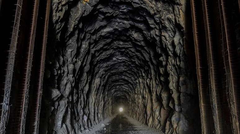 Os trabalhadores chineses levaram mais de dois anos para escavar manualmente os 520 metros do túnel sob o Pico Donner