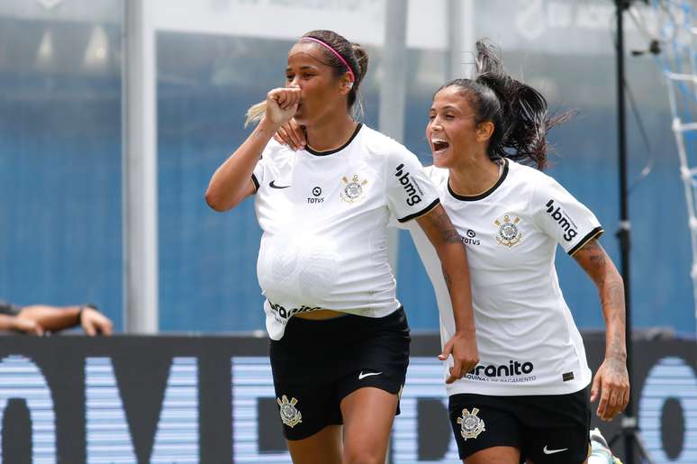 Corinthians Futebol Feminino on X: FIM DE JOGO, VITÓRIA DAS BRABAS! 🔥 O  Timão bate o Atlético-MG por 1 a 0 e avança para as semifinais da Supercopa  Brasil! 💜🖤 ⚽ Vic