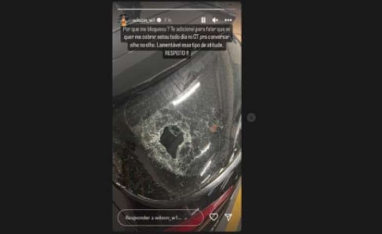 Vidro traseiro do carro foi quebrado com o impacto da garrafa atirada por torcedor (Foto: Reprodução/Instagram)