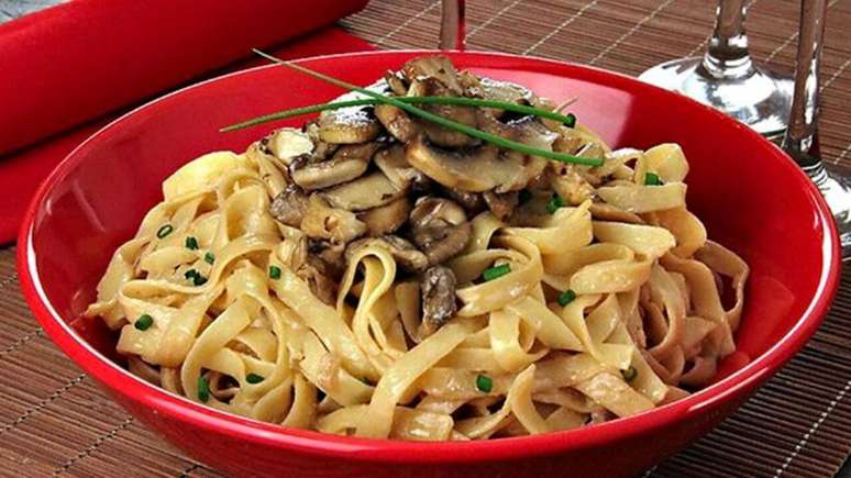 Macarr&atilde;o ao molho de cogumelos