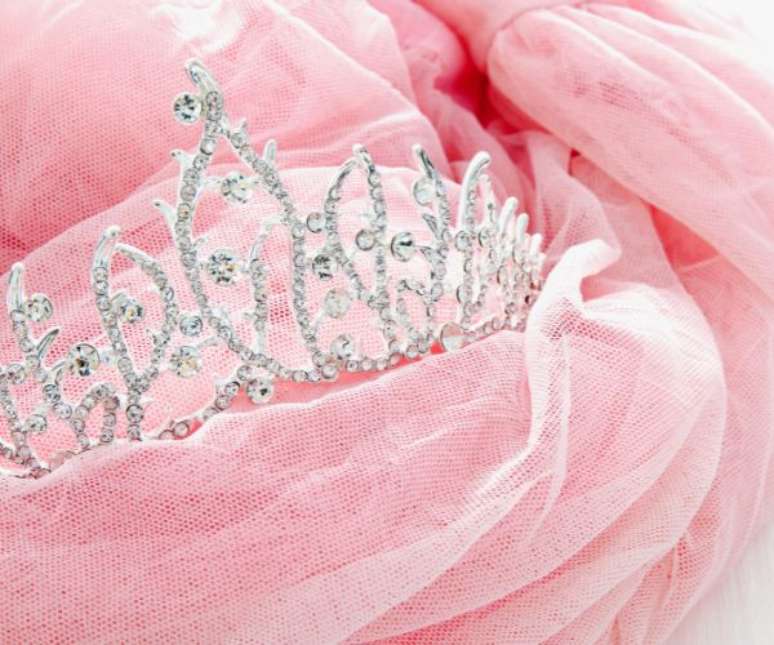 Tiaras de personagens, como as de princesas, são uma boa escolha também –