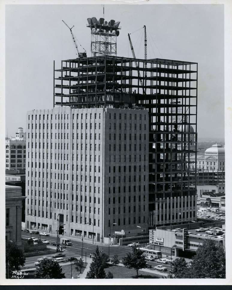 Em 1965, a empresa ampliou novamente a sede e construiu um prédio ainda maior