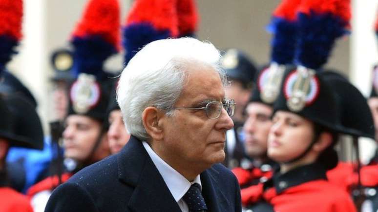 O presidente Sergio Mattarella tem uma longa carreira no Parlamento, com bom trânsito entre políticos de esquerda e direita