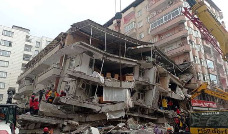 Prédio destruído por terremoto em Diyarbakir, na Turquia