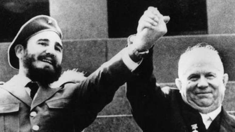 Após a revolução de 1959, o líder cubano Fidel Castro aliou-se à União Soviética, colocando seu regime na mira de Washington. Na foto, Castro e o líder russo Nikita Khrushchev na Praça Vermelha de Moscou em 1964