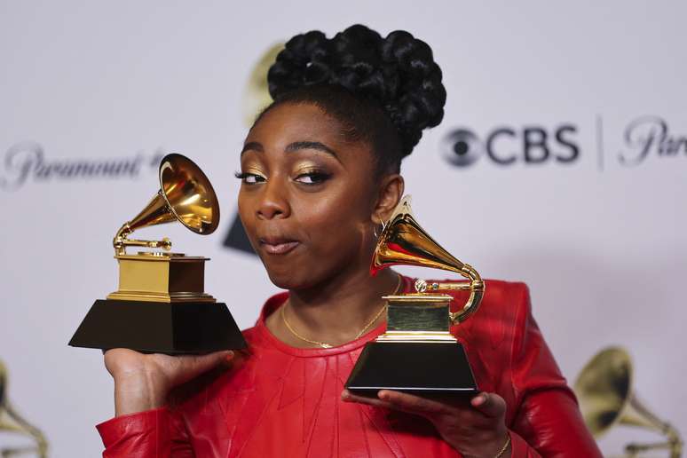 Samara Joy posa com seus prêmios durante o 65º Grammy Awards, em Los Angeles, Califórnia, EUA, 5 de fevereiro de 2023