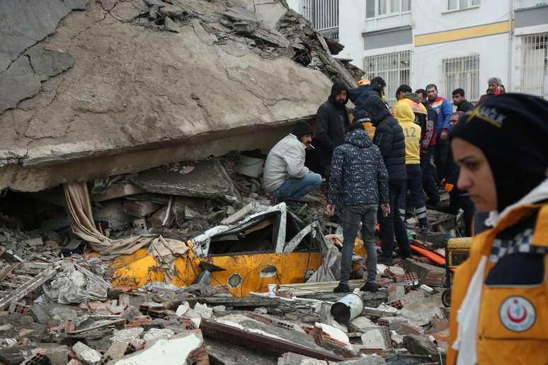 Autoridades correm contra o tempo para tentar achar sobreviventes em cidade turca 