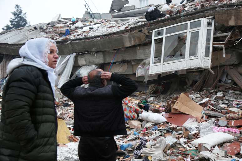 Populares se desesperam ao ver o tamanho da destruição após terremoto na Turquia 